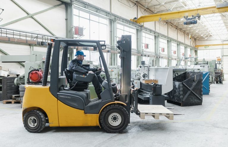 Gabelstapler mit Fahrer in einer Lagerhalle